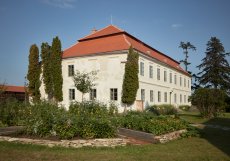 Hlavní objekt areálu byl vystavěn ve 14. století jako zájezdní hostinec.