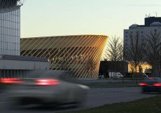 Hala je navržena jako dřevěný pavilon s výraznou fasádou a zakřivenou střechou.
