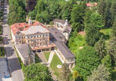 Hotel Lesní Mlýn u Mariánských lázní 30 let chátral. Di rekonstrukci se ale podařilo zachránit všechny cenné interiérové prvky.