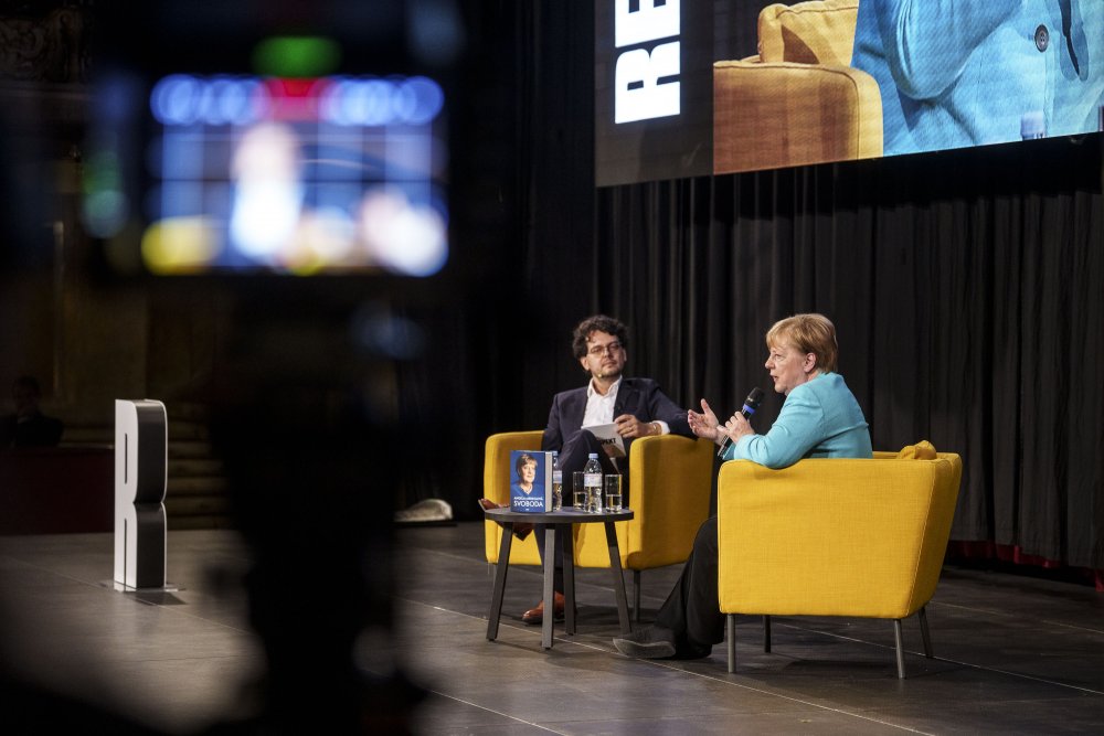 Angela Merkel přijela do ČR na pozvání majitele nakladatelství Práh, Martina Vopěnky.