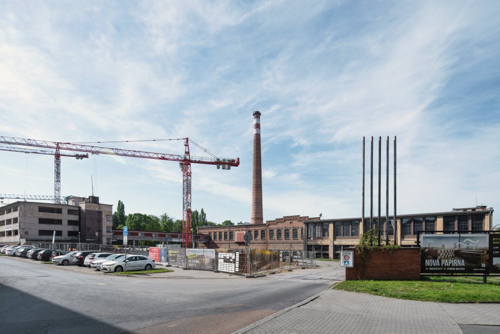 2 O projektu Areál bývalé plzeňské papírny nabízí lukrativní lokaci v městské části Slovany v těsné blízkosti řeky Radbuzy a Papírenského parku, na nějž navazuje obytná čtvrť. Jen několik minut chůze odsud přitom tepe dynamickým životem centrum města