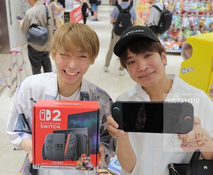 Šťastní majitelé nové konzole Switch 2