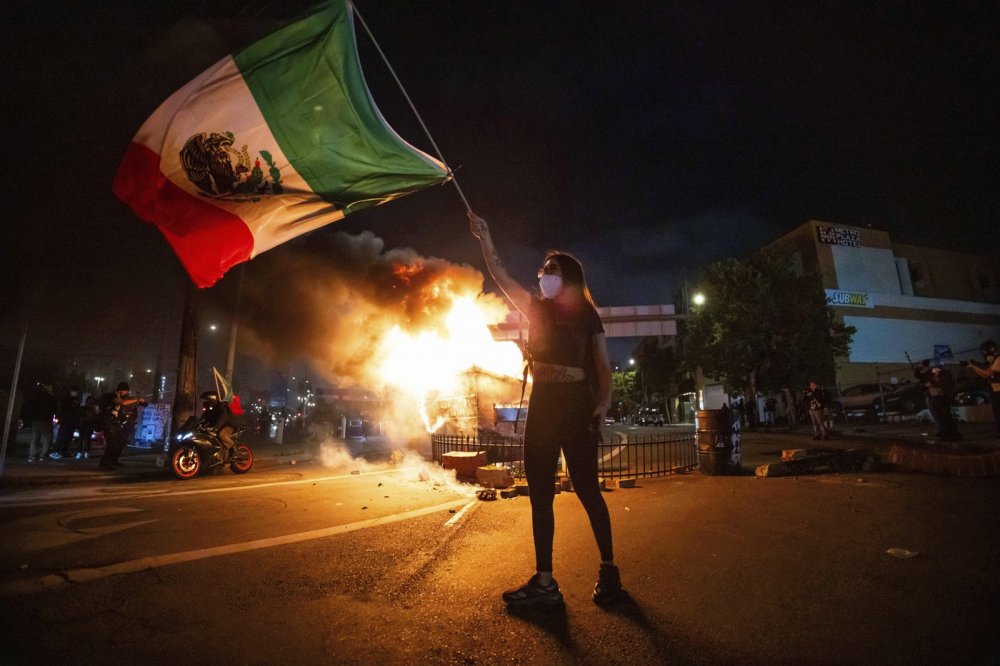 Napětí v Los Angeles zesílilo, Trump označil situaci za „skutečně špatnou“