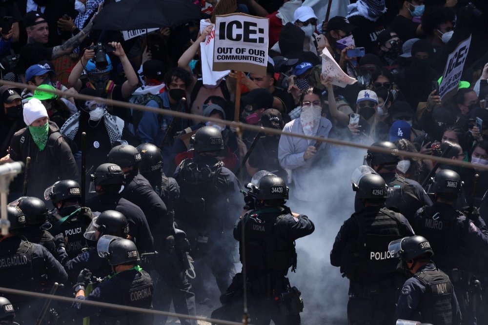 Napětí v Los Angeles zesílilo, Trump označil situaci za „skutečně špatnou“