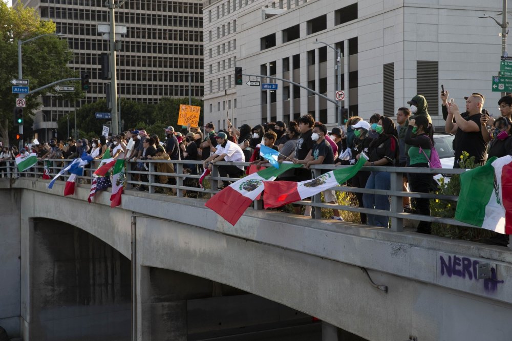 Napětí v Los Angeles zesílilo, Trump označil situaci za „skutečně špatnou“