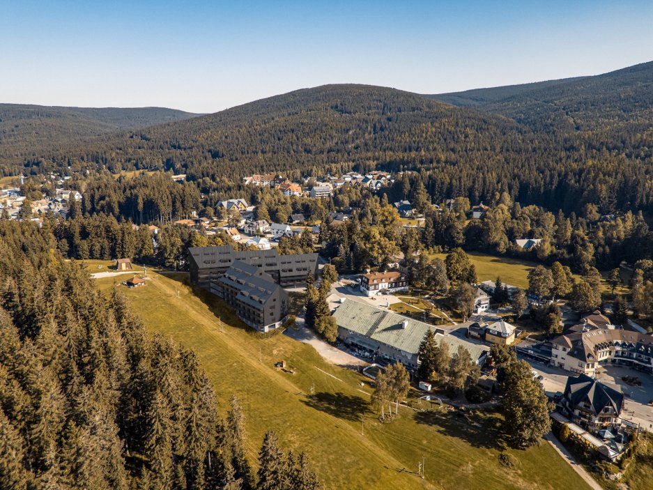 Hotel v Harrachově spojuje moderní design s tradiční horskou architekturou Krkonoš a Jizerských hor.