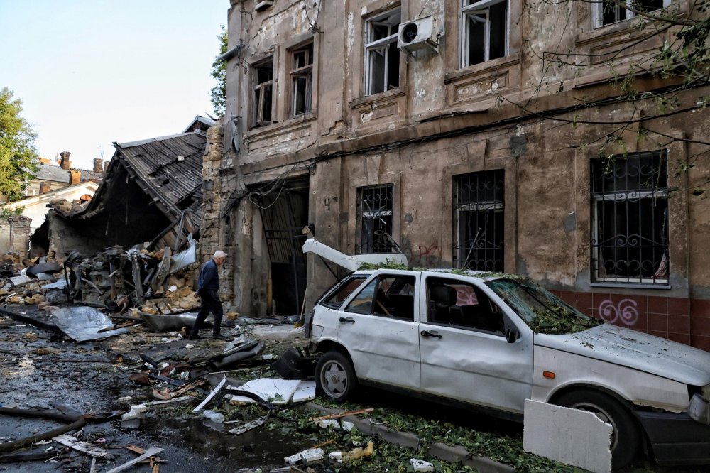 Následky po útocích dronů v ukrajinském městě Oděsa