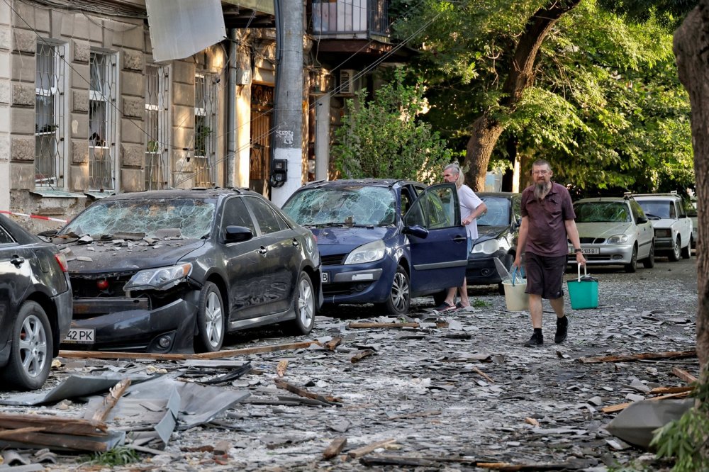 Následky po útocích dronů v ukrajinském městě Oděsa