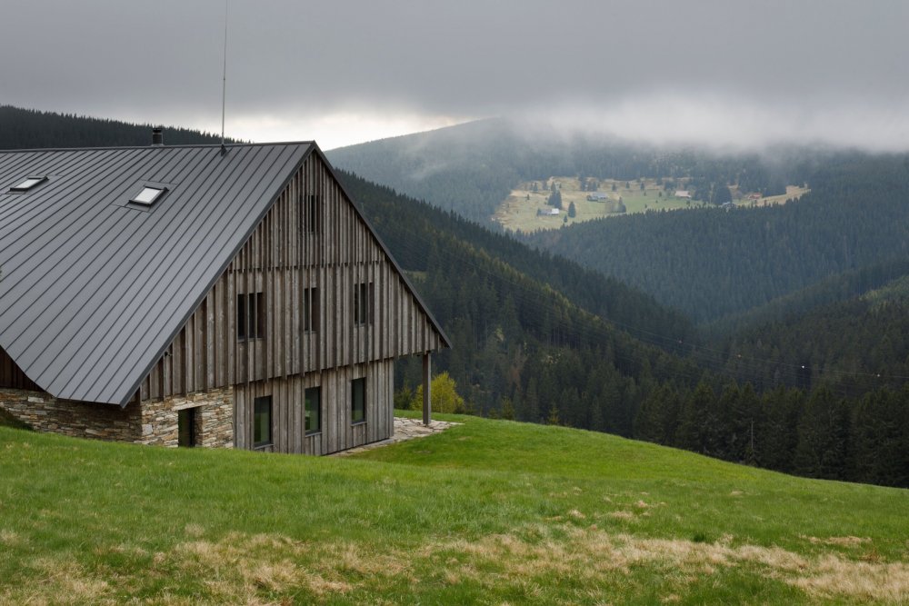 Počin současný krkonošský dům: Rotterovy boudy (Atelier SAD | Adam Jirkal, Tomáš Kubák) Dvojchalupa (dům rozdělený symetricky na dvě poloviny) je umístěna v prostředí horské luční enklávy. Přístup k návrhu vycházel z hlubokého respektu k místu, přírodě i okolní architektuře.