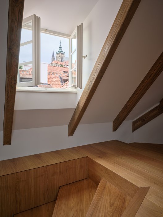 Velmi pečlivě museli nakládat s existujícími konstrukcemi, některé z nich navíc byli kvůli památkové ochraně nedotknutelné. Vždyť kmeny na krovy připluly do Prahy po Vltavě více než před 200 lety.