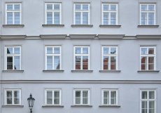 Klient si přál vytvořit luxusní bytové jednotky podle dnešních vysokých nároků na bydlení ve stávajícím pavlačovém domě. 