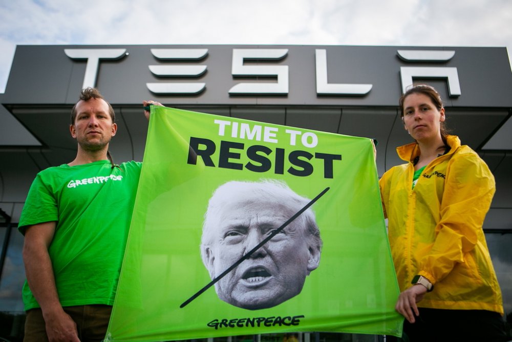 Greenpeace protestují na prodejně Tesla v Čestlicích proti Trumpovi a Muskovi