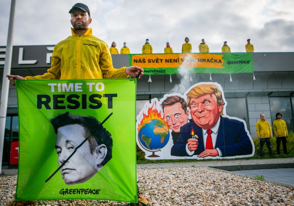 Greenpeace protestují na prodejně Tesla v Čestlicích proti Trumpovi a Muskovi