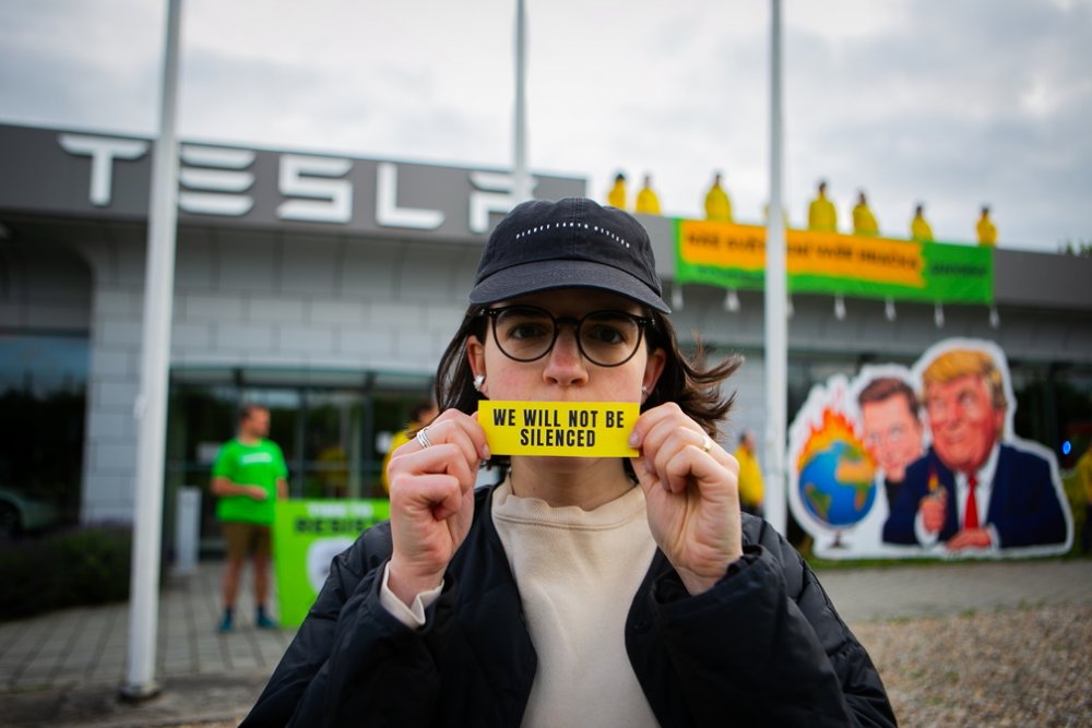 Greenpeace protestují na prodejně Tesla v Čestlicích proti Trumpovi a Muskovi