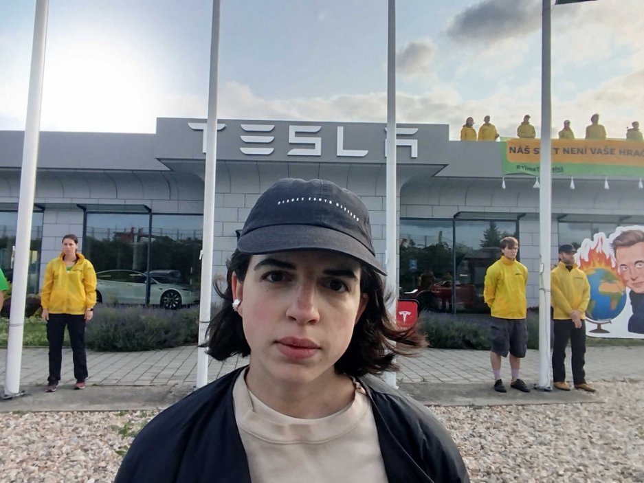 Greenpeace protestují na prodejně Tesla v Čestlicích proti Trumpovi a Muskovi