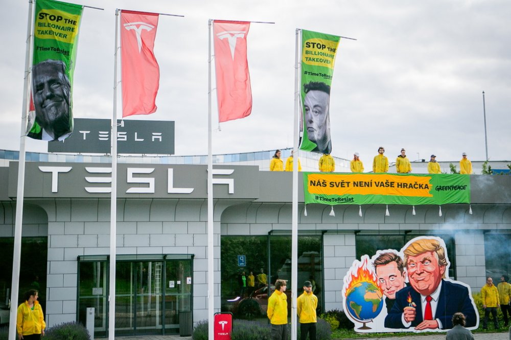 Greenpeace protestují na prodejně Tesla v Čestlicích proti Trumpovi a Muskovi