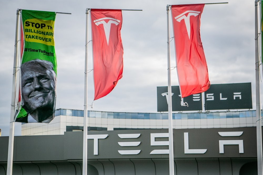 Greenpeace protestují na prodejně Tesla v Čestlicích proti Trumpovi a Muskovi