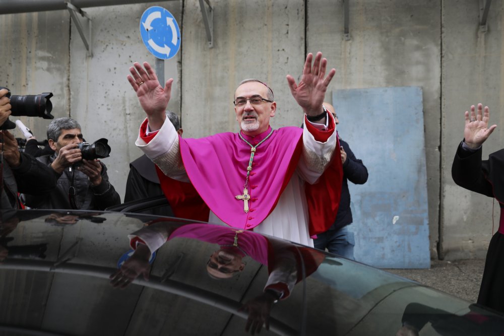 Věřícím v biblickém městě Betlém v Palestině na Štědrý den požehnal italský katolický biskup, který je nyní i Latinským patriarchou jeruzalémským a velkopřevorem Řádu Božího hrobu. Pizzaballa rovněž navštívil Chrám Narození Páně považovaný křesťany za místo narození Ježíše Krista.