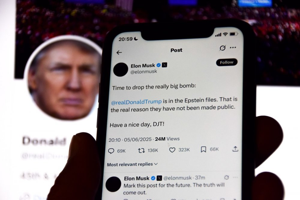 Musk v jednom ze smazaných příspěvků na sociální síti X bez důkazů uváděl, že se Trumpovo jméno objevuje v dosud nezveřejněných spisech týkajících se zesnulého sexuálního delikventa Jeffreyho Epsteina. „To je skutečný důvod, proč nebyly zveřejněny,“ tvrdil Musk