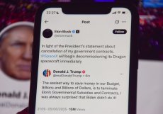Trump následně na sociální síti Truth Social pohrozil, že Muskovým firmám odebere vládní kontrakty a dotace, a napsal, že se Musk zbláznil.