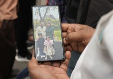 Jeden z příbuzných obětí ukazuje na svém mobilním telefonu fotografii svého synovce a jeho rodiny, kteří zahynuli při letecké havárii letadla společnosti Air India.