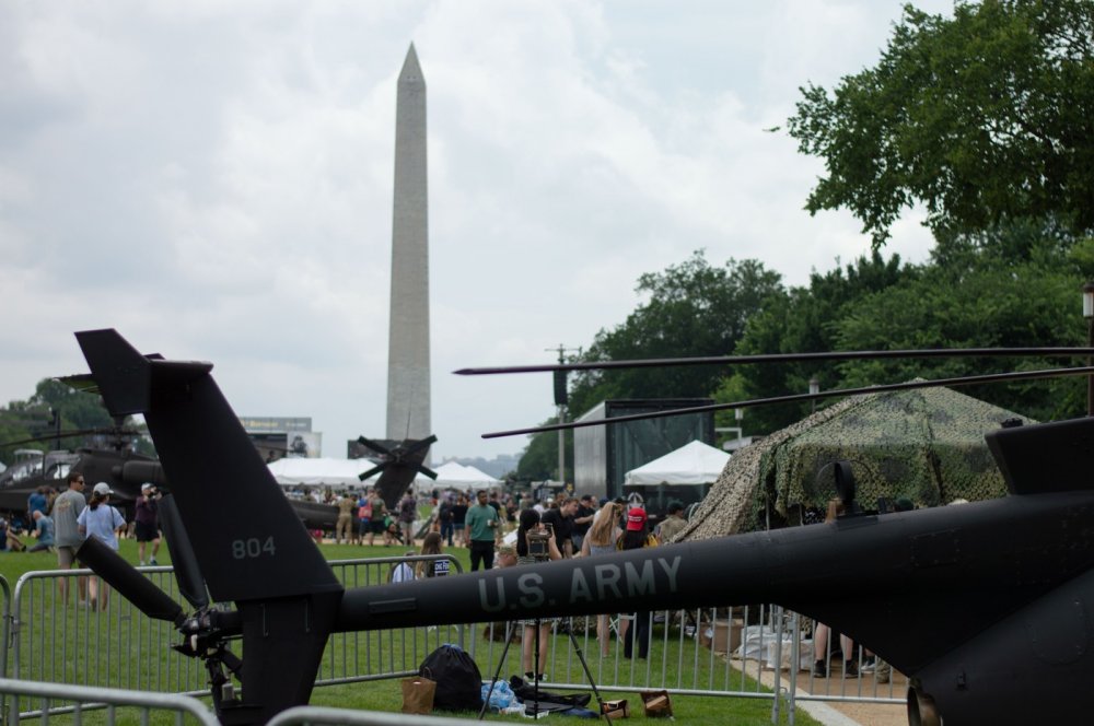 Včerejší vojenská přehlídka ve Washingtonu vyjde amerického daňového poplatníka až na 45 milionů dolarů. Podle amerického prezidenta Donalda Trumpa, jejího iniciátora, jde však o „drobné“, v porovnání se zásluhami amerických vojsk.