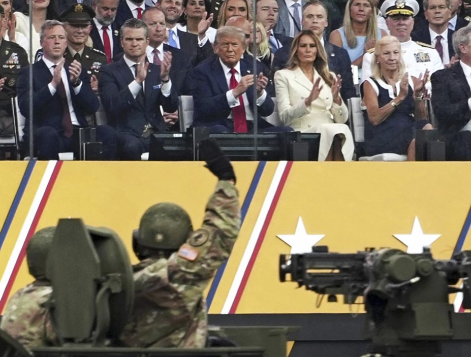 Včerejší vojenská přehlídka ve Washingtonu vyjde amerického daňového poplatníka až na 45 milionů dolarů. Podle amerického prezidenta Donalda Trumpa, jejího iniciátora, jde však o „drobné“, v porovnání se zásluhami amerických vojsk.