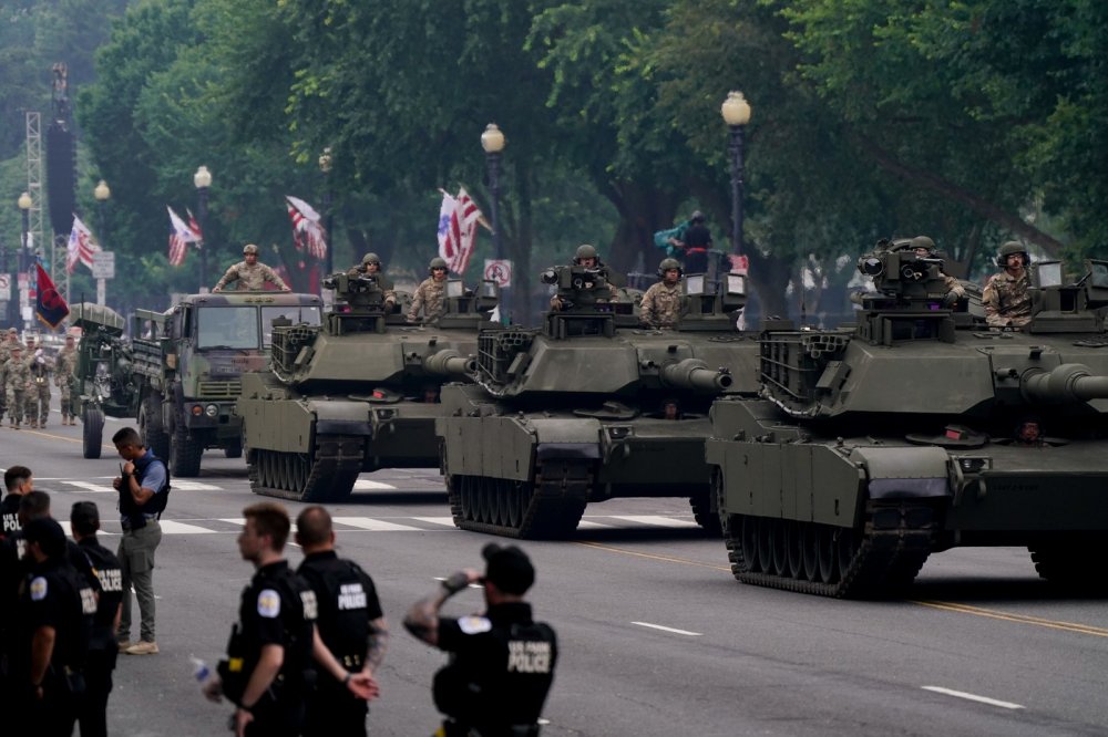 Včerejší vojenská přehlídka ve Washingtonu vyjde amerického daňového poplatníka až na 45 milionů dolarů. Podle amerického prezidenta Donalda Trumpa, jejího iniciátora, jde však o „drobné“, v porovnání se zásluhami amerických vojsk.