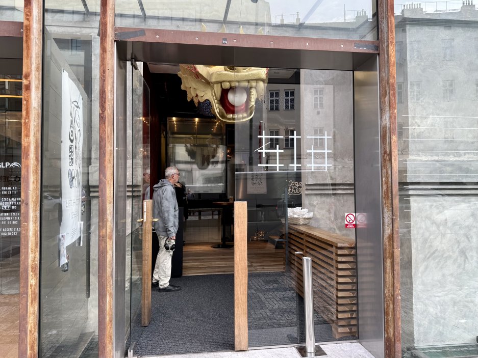 Interiér restaurace je větší, než jak působí zvenku.