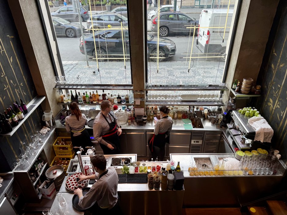 Interiér restaurace je větší, než jak působí zvenku.