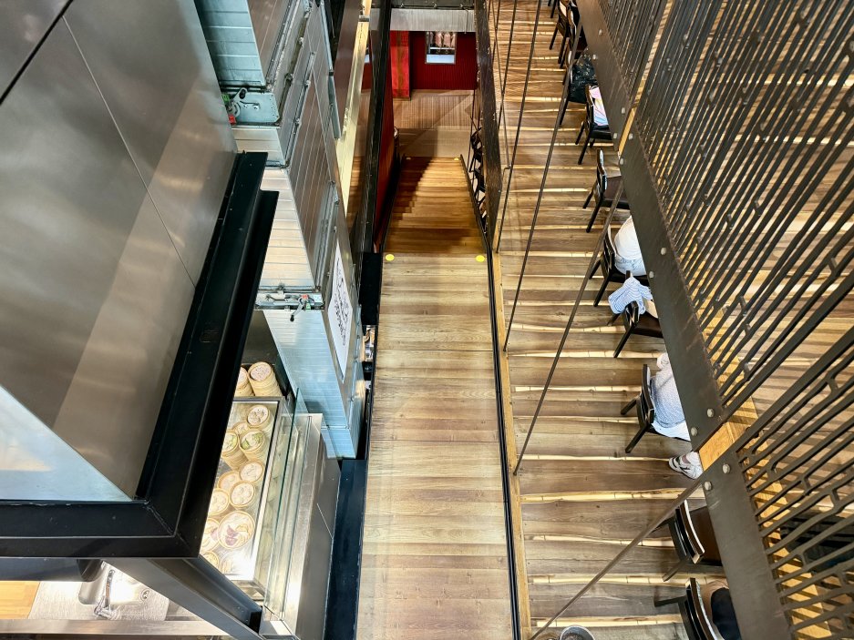 Restaurace má tři podlaží se třemi kuchyněmi
