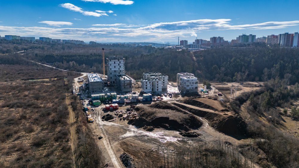 Nová obytná lokalita se bude nacházet v areálu zchátralé a nevyužívané továrny Ergon v Brně Maloměřicích a Brně Obřanech. Před realizací došlo k demolici všech budov v areálu o rozloze 6,5 hektarů. Výstavba projektu proběhne v několika etapách.