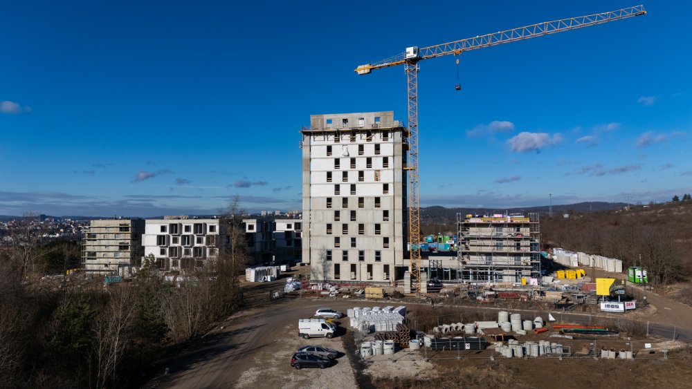 Nová obytná lokalita se bude nacházet v areálu zchátralé a nevyužívané továrny Ergon v Brně Maloměřicích a Brně Obřanech. Před realizací došlo k demolici všech budov v areálu o rozloze 6,5 hektarů. Výstavba projektu proběhne v několika etapách.