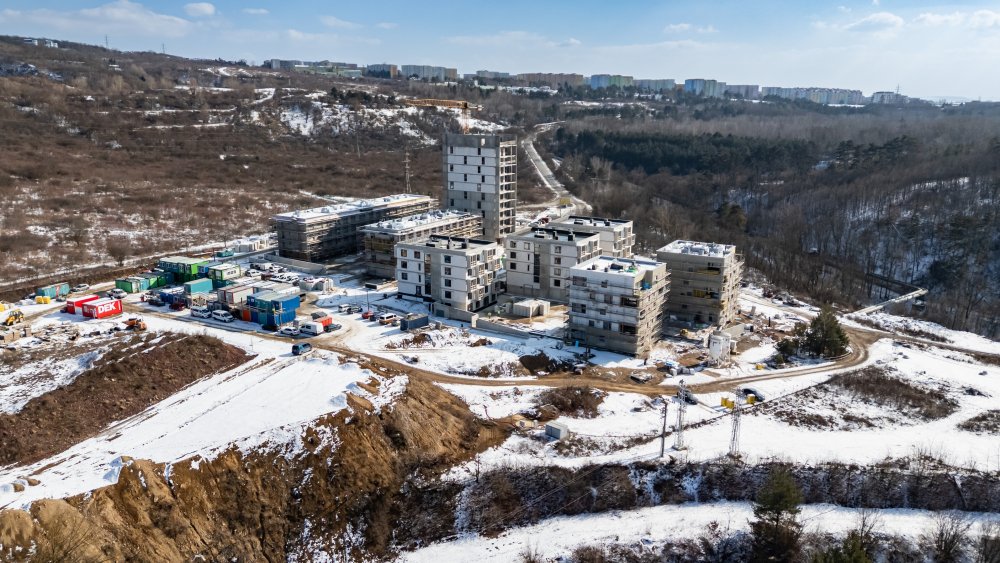 Nová obytná lokalita se bude nacházet v areálu zchátralé a nevyužívané továrny Ergon v Brně Maloměřicích a Brně Obřanech. Před realizací došlo k demolici všech budov v areálu o rozloze 6,5 hektarů. Výstavba projektu proběhne v několika etapách.