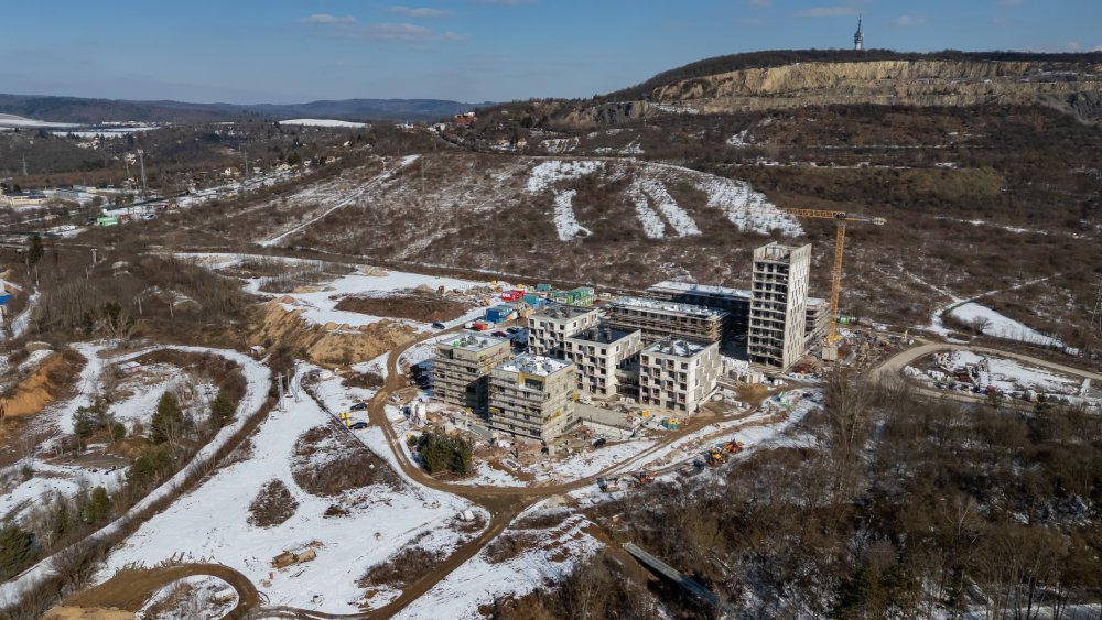 Nová obytná lokalita se bude nacházet v areálu zchátralé a nevyužívané továrny Ergon v Brně Maloměřicích a Brně Obřanech. Před realizací došlo k demolici všech budov v areálu o rozloze 6,5 hektarů. Výstavba projektu proběhne v několika etapách.