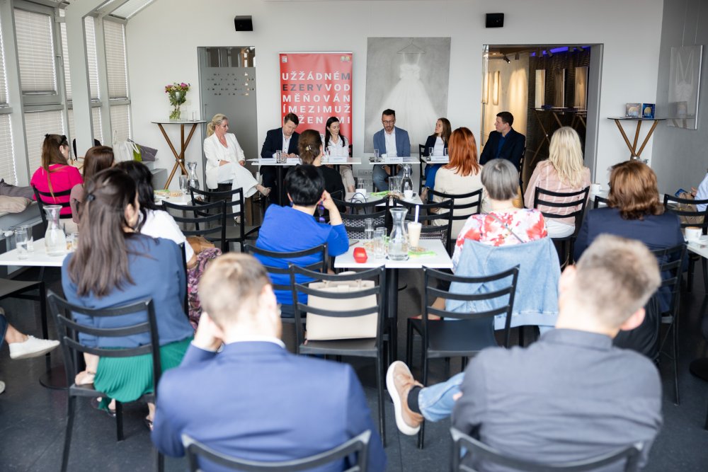 Česká republika dlouhodobě patří mezi státy s výrazným Gender Pay Gap, jehož snižování je třeba aktivně řešit.