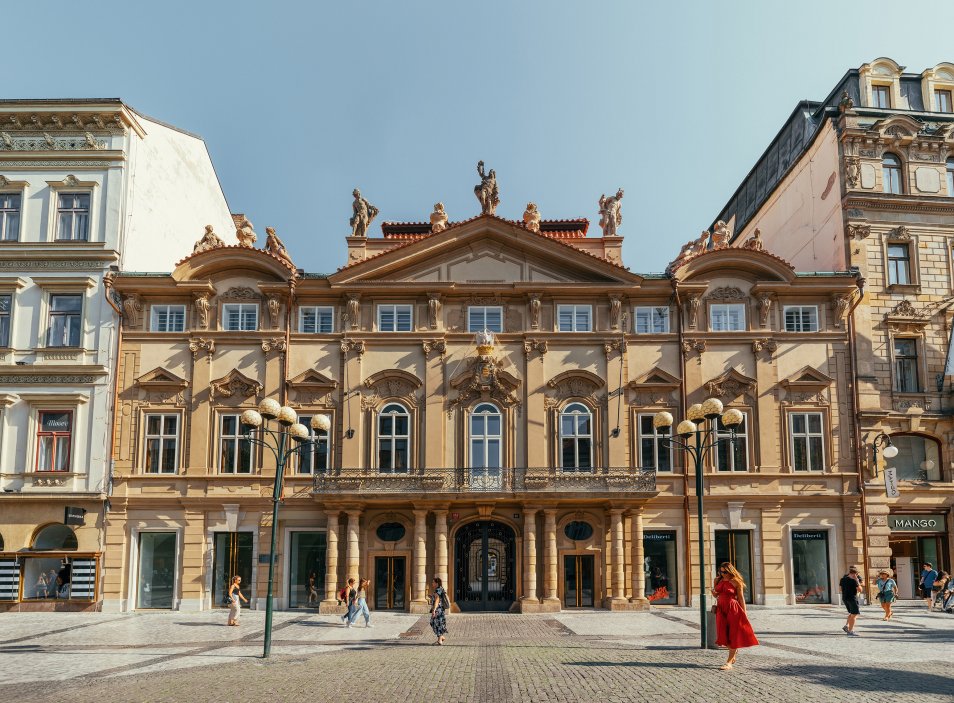 Do pečlivé rekonstrukce paláce, který je někdy označován i jako palác Sylva-Taroucca, Crestyl investoval přes půl miliardy korun. Financování zajistila Trinity Bank.