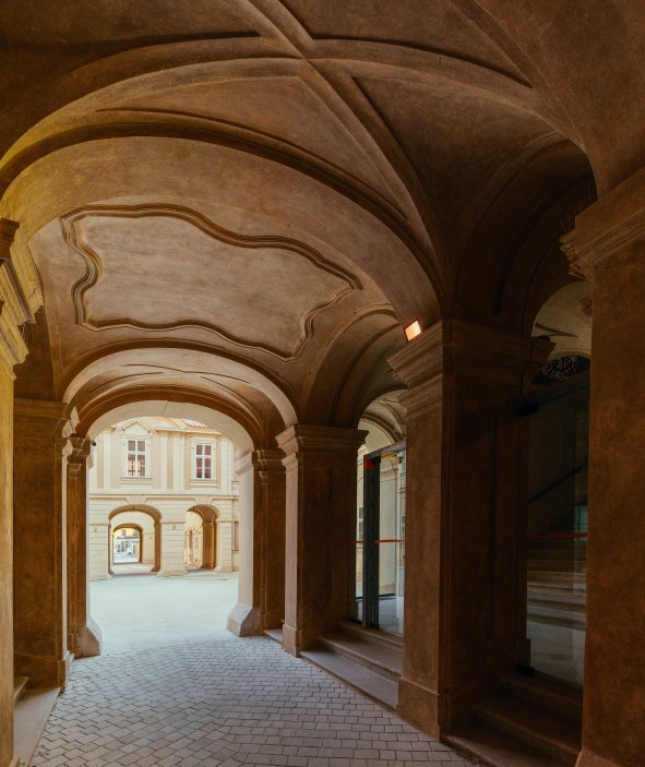 Do pečlivé rekonstrukce paláce, který je někdy označován i jako palác Sylva-Taroucca, Crestyl investoval přes půl miliardy korun. Financování zajistila Trinity Bank.
