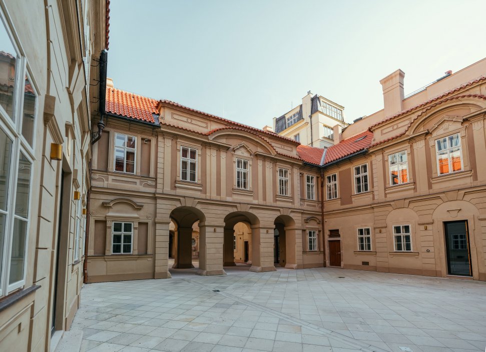 Do pečlivé rekonstrukce paláce, který je někdy označován i jako palác Sylva-Taroucca, Crestyl investoval přes půl miliardy korun. Financování zajistila Trinity Bank.