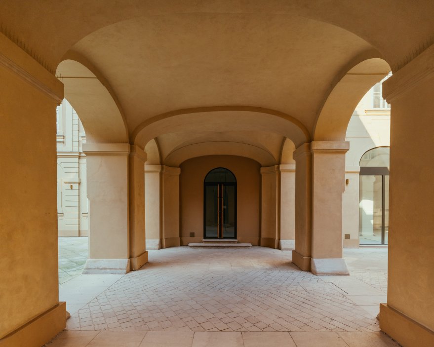 Do pečlivé rekonstrukce paláce, který je někdy označován i jako palác Sylva-Taroucca, Crestyl investoval přes půl miliardy korun. Financování zajistila Trinity Bank.