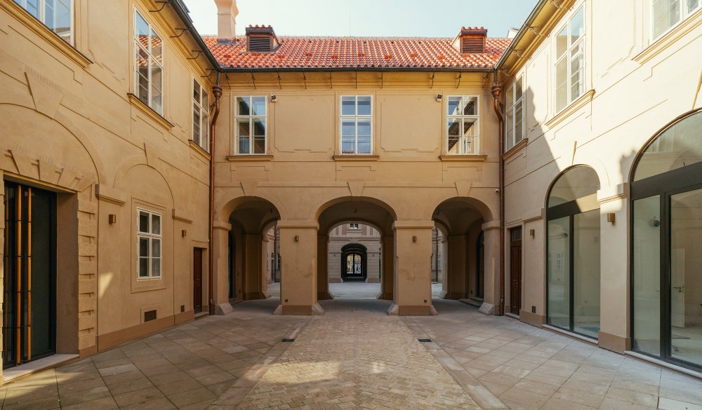 Do pečlivé rekonstrukce paláce, který je někdy označován i jako palác Sylva-Taroucca, Crestyl investoval přes půl miliardy korun. Financování zajistila Trinity Bank.