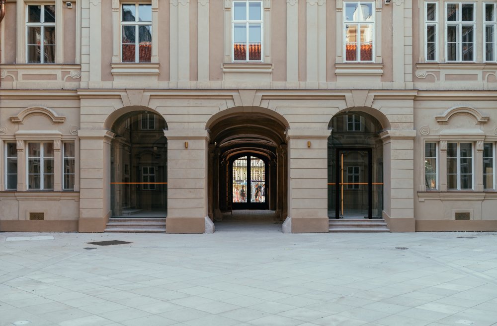 Do pečlivé rekonstrukce paláce, který je někdy označován i jako palác Sylva-Taroucca, Crestyl investoval přes půl miliardy korun. Financování zajistila Trinity Bank.