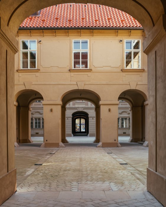 Do pečlivé rekonstrukce paláce, který je někdy označován i jako palác Sylva-Taroucca, Crestyl investoval přes půl miliardy korun. Financování zajistila Trinity Bank.