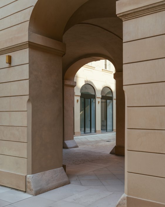 Do pečlivé rekonstrukce paláce, který je někdy označován i jako palác Sylva-Taroucca, Crestyl investoval přes půl miliardy korun. Financování zajistila Trinity Bank.