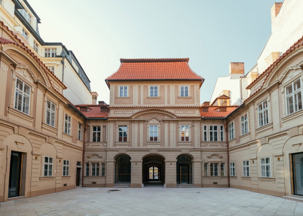 Do pečlivé rekonstrukce paláce, který je někdy označován i jako palác Sylva-Taroucca, Crestyl investoval přes půl miliardy korun. Financování zajistila Trinity Bank.