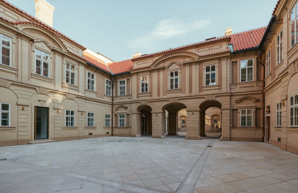 Do pečlivé rekonstrukce paláce, který je někdy označován i jako palác Sylva-Taroucca, Crestyl investoval přes půl miliardy korun. Financování zajistila Trinity Bank.