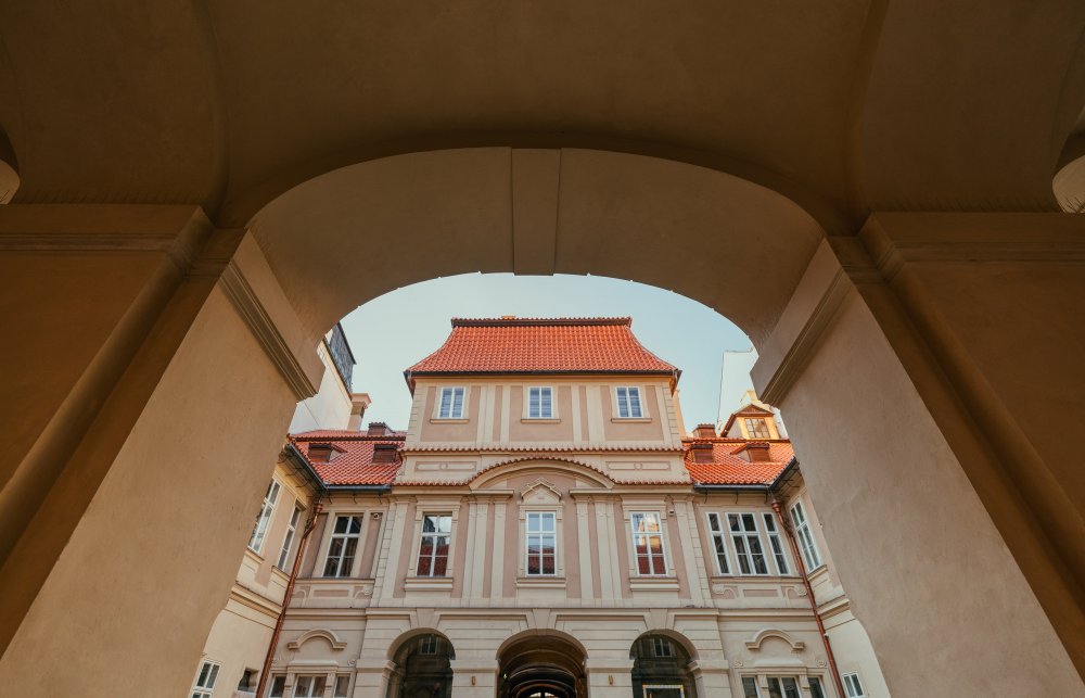 Do pečlivé rekonstrukce paláce, který je někdy označován i jako palác Sylva-Taroucca, Crestyl investoval přes půl miliardy korun. Financování zajistila Trinity Bank.