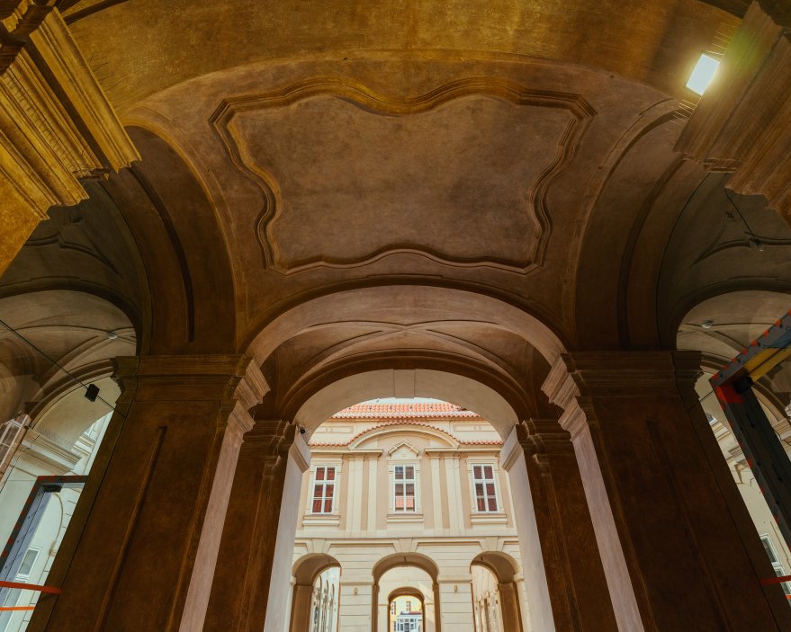 Do pečlivé rekonstrukce paláce, který je někdy označován i jako palác Sylva-Taroucca, Crestyl investoval přes půl miliardy korun. Financování zajistila Trinity Bank.