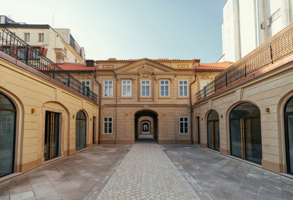 Do pečlivé rekonstrukce paláce, který je někdy označován i jako palác Sylva-Taroucca, Crestyl investoval přes půl miliardy korun. Financování zajistila Trinity Bank.