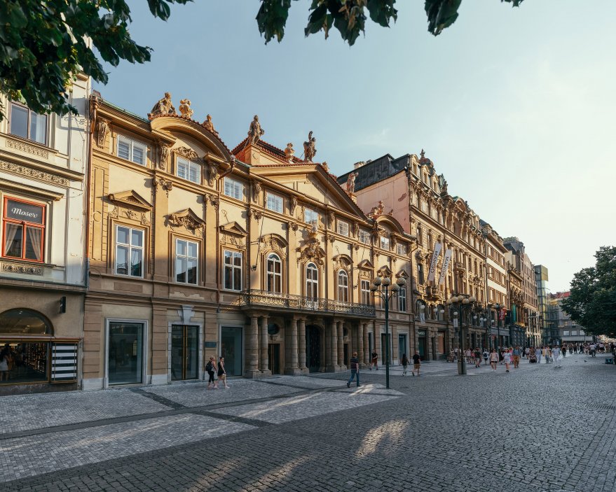 Do pečlivé rekonstrukce paláce, který je někdy označován i jako palác Sylva-Taroucca, Crestyl investoval přes půl miliardy korun. Financování zajistila Trinity Bank.